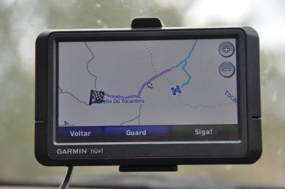 GPS mostra nosso caminho 'alternativo' (em azul), fora da estrada (em rosa), no momento em que entramos no Tocantins